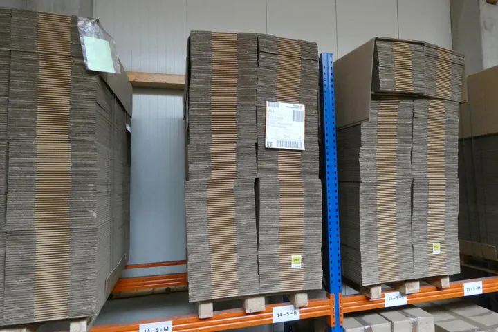 Konvolut Kartonagen 380x285x165 Umfang: Palette mit Inhalt